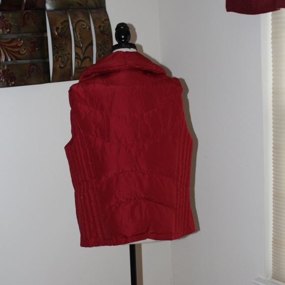 Kenneth Cole REACTION, red down puffer snap buttons and zipper closure vest - Picture 3 of 10